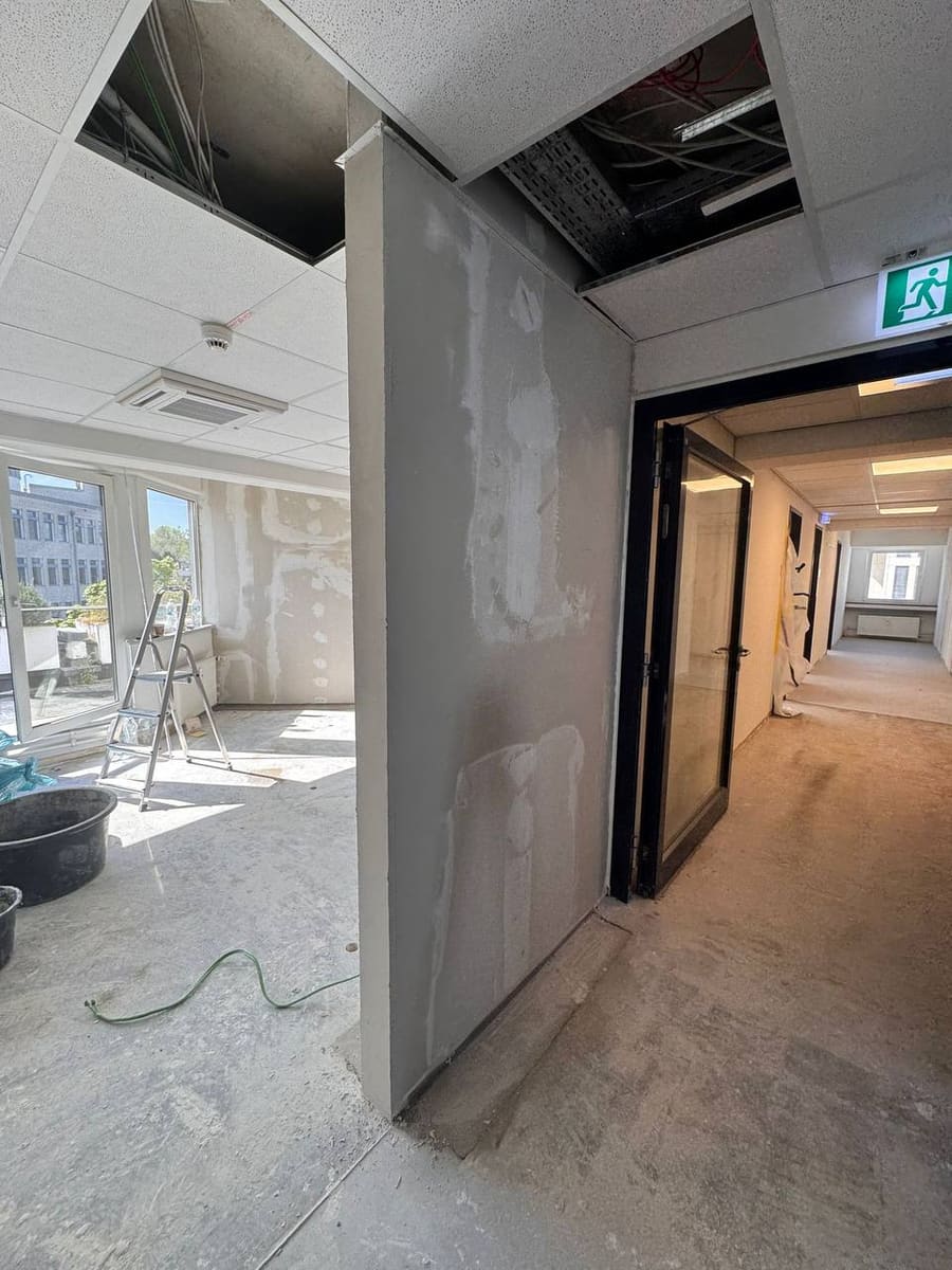 Neue Trockenbau-Trennwand mit Rasterdecke in einem Bürogebäude