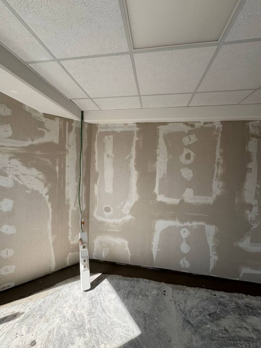 Büroraum mit verspachtelten Trockenbauwänden und neuer Rasterdecke