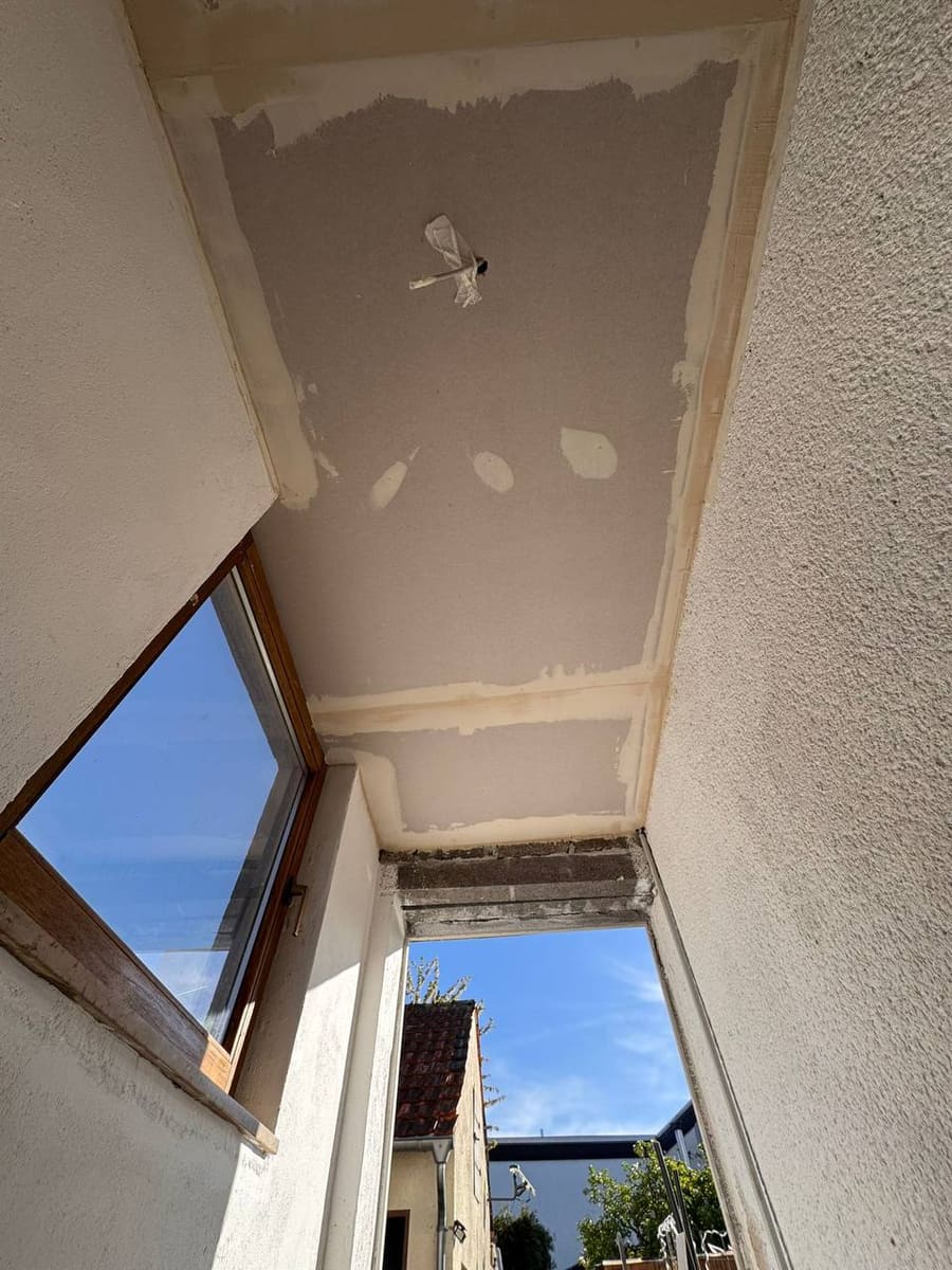 Frisch verputzte Deckenuntersicht einer Loggia